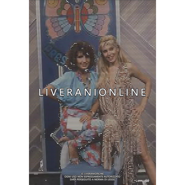 DIAP-RETROSPETTIVA ROBERTA MANFREDI ATTRICE  NELLA FOTO ROBERTA MANFREDI A MILANO NELL\'ANNO 1983 NELLA TRASMISSIONE TELEVISIVA “FRESCO FRESCO “ CON MARIA TERESA RUTA AG ALDO LIVERANI SAS 