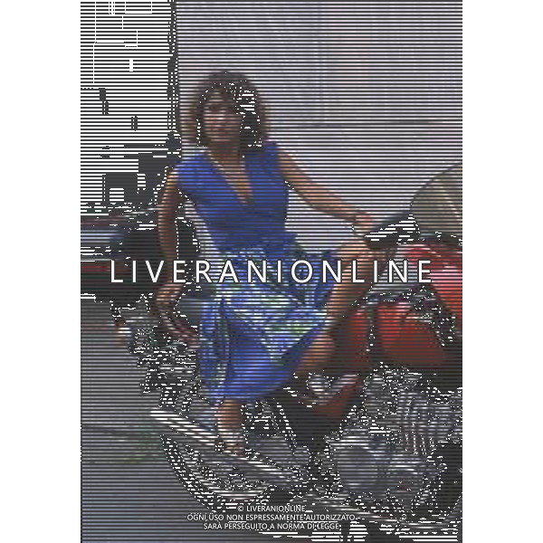 DIAP-RETROSPETTIVA ROBERTA MANFREDI ATTRICE  NELLA FOTO ROBERTA MANFREDI A MILANO NELL\'ANNO 1983 NELLA TRASMISSIONE TELEVISIVA “FRESCO FRESCO “ AG ALDO LIVERANI SAS  