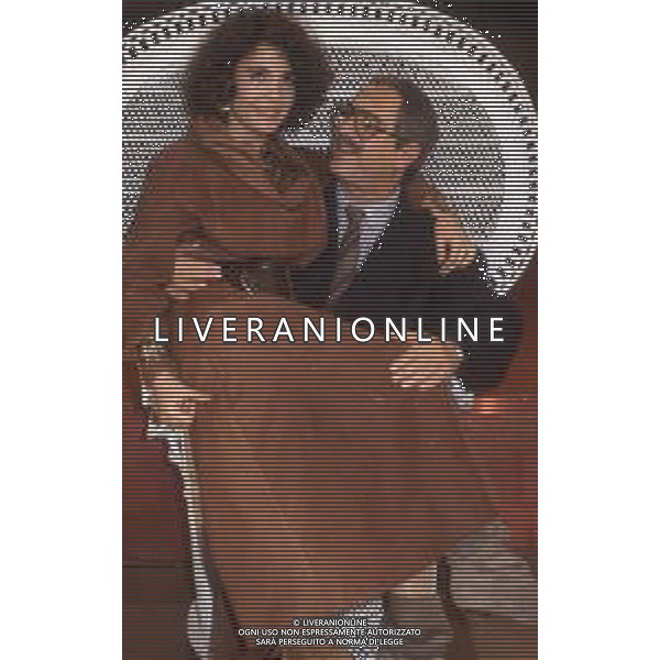 DIAP-RETROSPETTIVA ROBERTA MANFREDI ATTRICE  NELLA FOTO ROBERTA MANFREDI A ROMA NELL\'ANNO 1985 CON IL PADRE NINO MANFREDI AG ALDO LIVERANI SAS  