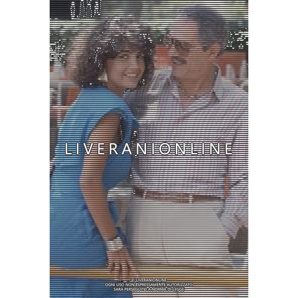 DIAP-RETROSPETTIVA ROBERTA MANFREDI ATTRICE  NELLA FOTO ROBERTA MANFREDI A ROMA NELL\'ANNO 1985 CON IL PADRE NINO MANFREDI AG ALDO LIVERANI SAS  