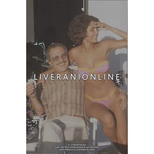 DIAP-RETROSPETTIVA ROBERTA MANFREDI ATTRICE  NELLA FOTO ROBERTA MANFREDI A ROMA NELL\'ANNO 1985 CON IL PADRE NINO MANFREDI AG ALDO LIVERANI SAS  