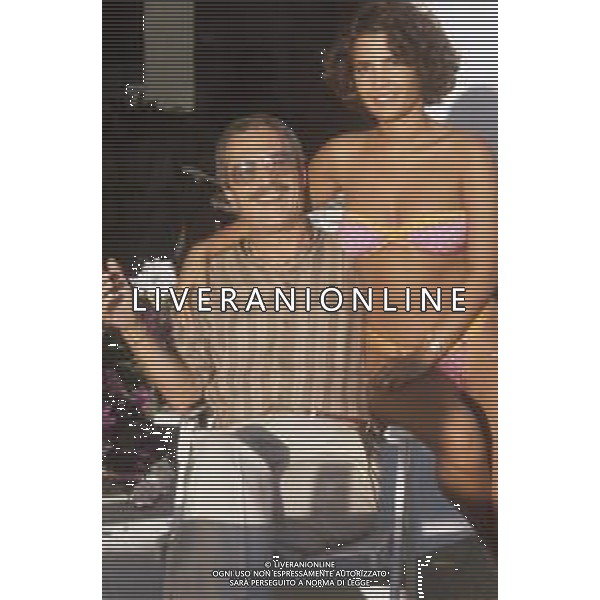 DIAP-RETROSPETTIVA ROBERTA MANFREDI ATTRICE  NELLA FOTO ROBERTA MANFREDI A ROMA NELL\'ANNO 1985 CON IL PADRE NINO MANFREDI AG ALDO LIVERANI SAS  