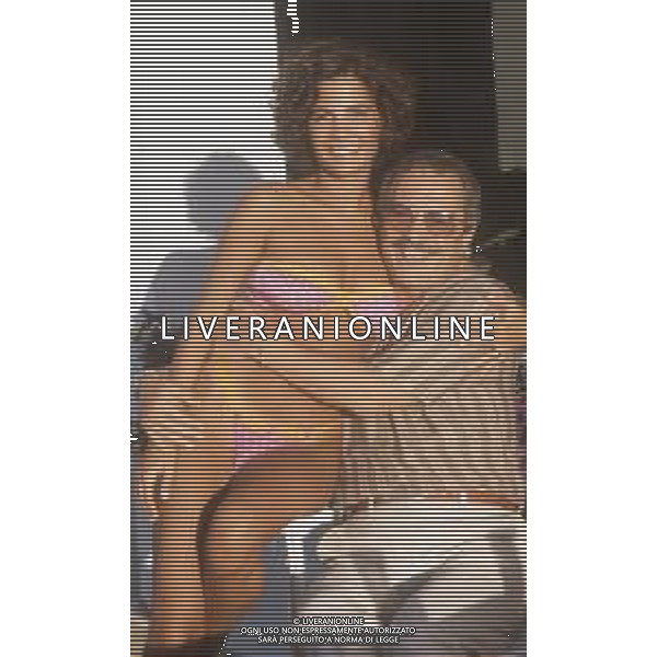 DIAP-RETROSPETTIVA ROBERTA MANFREDI ATTRICE  NELLA FOTO ROBERTA MANFREDI A ROMA NELL\'ANNO 1985 CON IL PADRE NINO MANFREDI AG ALDO LIVERANI SAS  