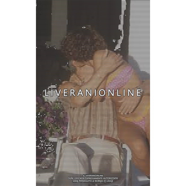 DIAP-RETROSPETTIVA ROBERTA MANFREDI ATTRICE  NELLA FOTO ROBERTA MANFREDI A ROMA NELL\'ANNO 1985 CON IL PADRE NINO MANFREDI AG ALDO LIVERANI SAS  