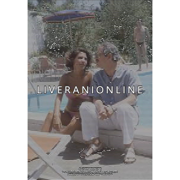 DIAP-RETROSPETTIVA ROBERTA MANFREDI ATTRICE  NELLA FOTO ROBERTA MANFREDI A ROMA NELL\'ANNO 1985 CON IL PADRE NINO MANFREDI AG ALDO LIVERANI SAS  