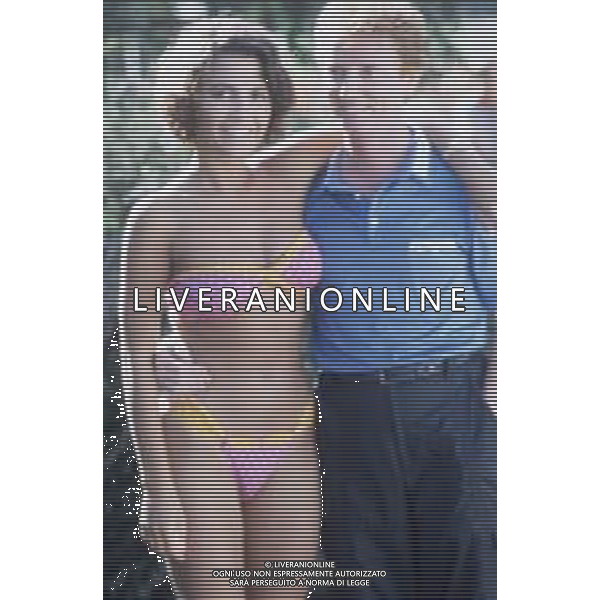 DIAP-RETROSPETTIVA ROBERTA MANFREDI ATTRICE  NELLA FOTO ROBERTA MANFREDI A ROMA NELL\'ANNO 1985 E OSVALDO BEVILACQUA AG ALDO LIVERANI SAS 