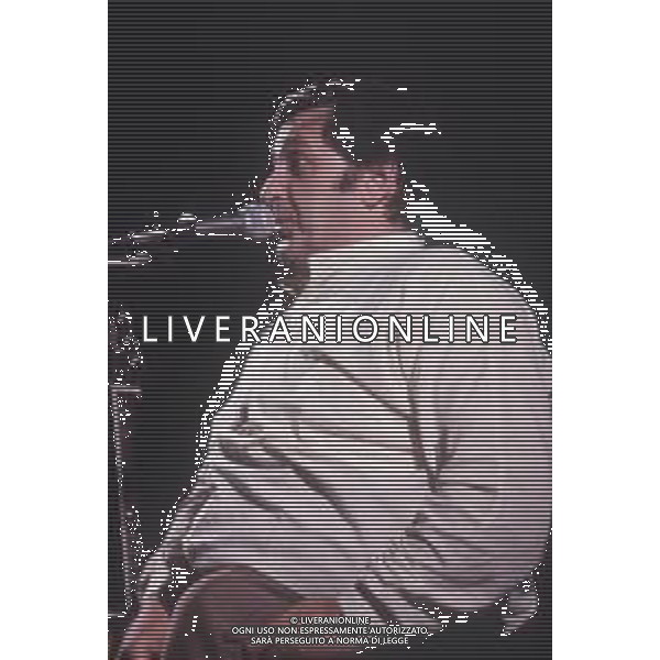 DIAP-RETROSPETTIVA PIERANGELO BERTOLI CANTANTE NELLA FOTO PIERANGELO BERTOLI IN CONCERTO A TORINO NELL\'ANNO 1982 AG ALDO LIVERANI SAS