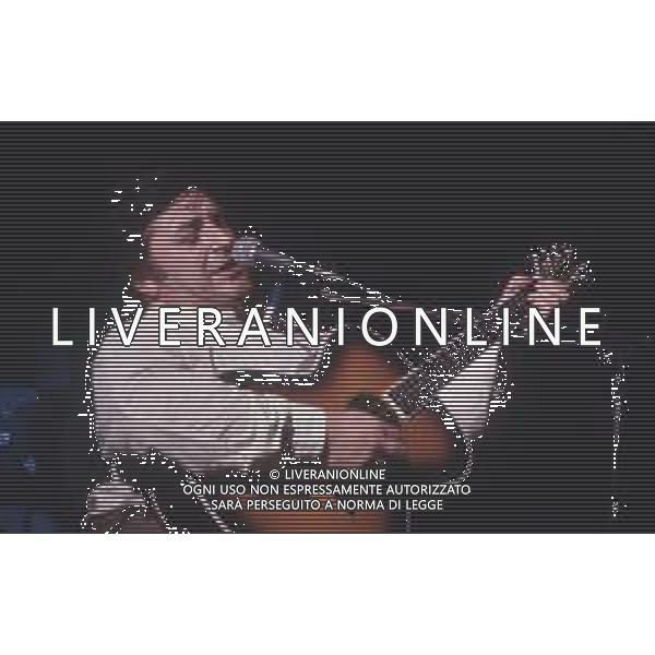 DIAP-RETROSPETTIVA PIERANGELO BERTOLI CANTANTE NELLA FOTO PIERANGELO BERTOLI IN CONCERTO A TORINO NELL\'ANNO 1982 AG ALDO LIVERANI SAS