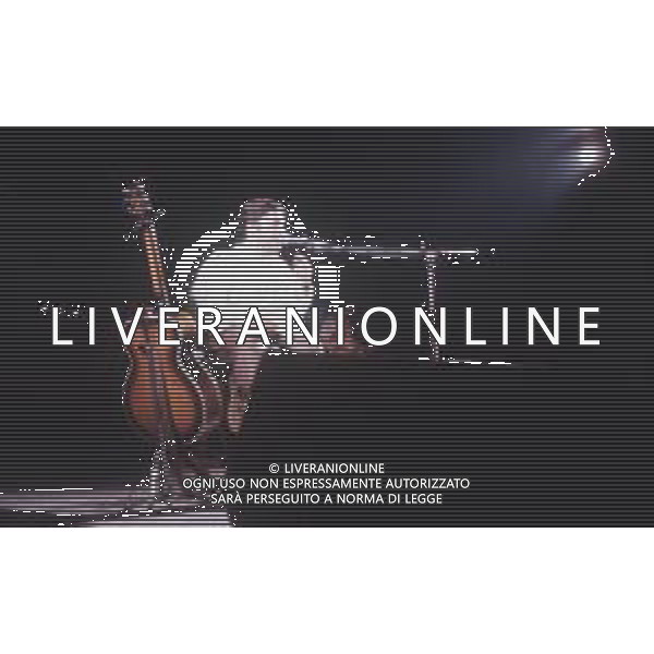 DIAP-RETROSPETTIVA PIERANGELO BERTOLI CANTANTE NELLA FOTO PIERANGELO BERTOLI IN CONCERTO A TORINO NELL\'ANNO 1982 AG ALDO LIVERANI SAS