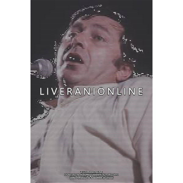 DIAP-RETROSPETTIVA PIERANGELO BERTOLI CANTANTE NELLA FOTO PIERANGELO BERTOLI IN CONCERTO A TORINO NELL\'ANNO 1982 AG ALDO LIVERANI SAS