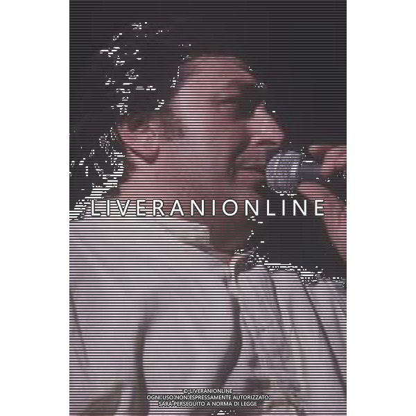 DIAP-RETROSPETTIVA PIERANGELO BERTOLI CANTANTE NELLA FOTO PIERANGELO BERTOLI IN CONCERTO A TORINO NELL\'ANNO 1982 AG ALDO LIVERANI SAS