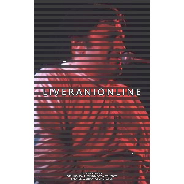 DIAP-RETROSPETTIVA PIERANGELO BERTOLI CANTANTE NELLA FOTO PIERANGELO BERTOLI IN CONCERTO A TORINO NELL\'ANNO 1982 AG ALDO LIVERANI SAS