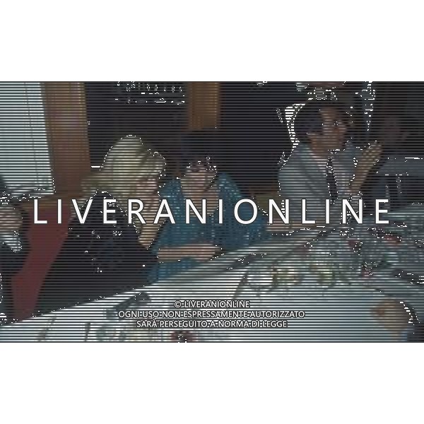 DIAP-RETROSPETTIVA LIZA MINELLI CANTANTE NELLA FOTO LIZA MINELLI CON MONICA VITTI E WALTER CHIARI A MILANO NELL\'ANNO 1982 AG ALDO LIVERANI SAS