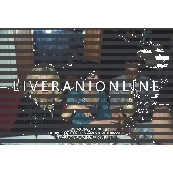 DIAP-RETROSPETTIVA LIZA MINELLI CANTANTE NELLA FOTO LIZA MINELLI CON MONICA VITTI E WALTER CHIARI A MILANO NELL\'ANNO 1982 AG ALDO LIVERANI SAS