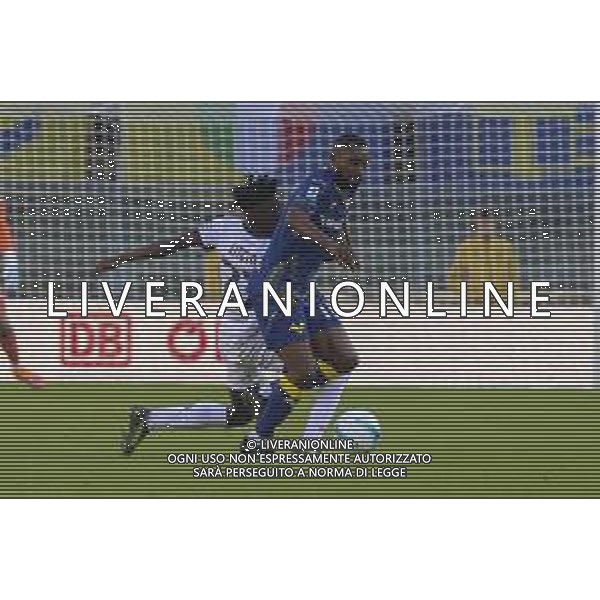 Jean-Daniel Akpa Akpro of Hellas Verona FC battle for the ball with Joseph Liteta of Cagliari Calcio during Hellas Verona FC vs Cagliari Calcio, 8° Serie A Enilive 2025-26 game at Marcantonio Bentegodi stadium in Verona (VR), Italy, on October 26, 2025. (Photo by Davide Casentini)- AGENZIA ALDO LIVERANI SAS