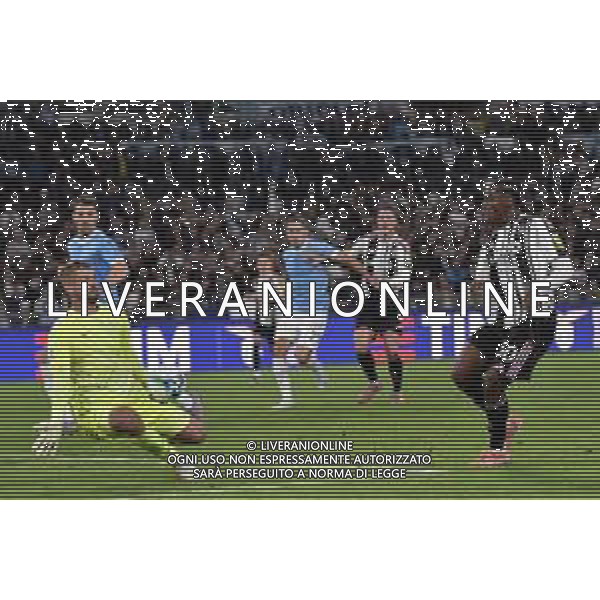 Lazio vs Juventus Campionato Serie A Enilive - 8 Giornata Stadio Olimpico - Roma 26-10-2025 nella foto Provedel si oppone a David Foto Federico Gaetano - ag Aldo liverani- AGENZIA ALDO LIVERANI SAS