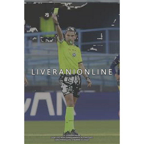 The Referee Federico Dionisi shows the yellow card during Hellas Verona FC vs Cagliari Calcio, 8° Serie A Enilive 2025-26 game at Marcantonio Bentegodi stadium in Verona (VR), Italy, on October 26, 2025. (Photo by Davide Casentini) AG ALDO LIVERANI SAS