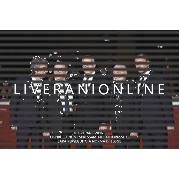 Roma 26 Ottobre 2025 Rome Film Festival - Red Carpet di chiusura con la quarta stagione di "Vita da Carlo" Nella Foto: Sergio Rubini, Carlo Verdone, Roberto Gualtieri, Aurelio De Laurentiis, Luigi De Laurentiis Foto Credit: Andrea Bracaglia AG ALDO LIVERANI SAS