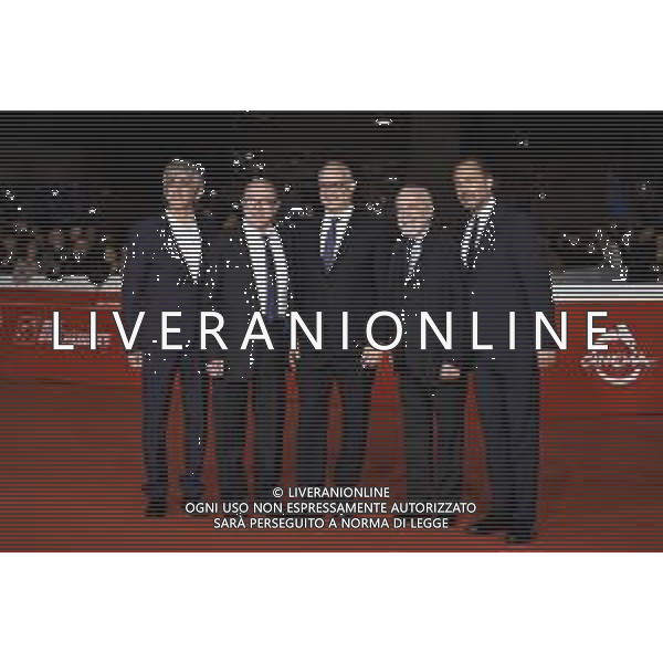 Roma 26 Ottobre 2025 Rome Film Festival - Red Carpet di chiusura con la quarta stagione di "Vita da Carlo" Nella Foto: Sergio Rubini, Carlo Verdone, Roberto Gualtieri, Aurelio De Laurentiis, Luigi De Laurentiis Foto Credit: Andrea Bracaglia AG ALDO LIVERANI SAS