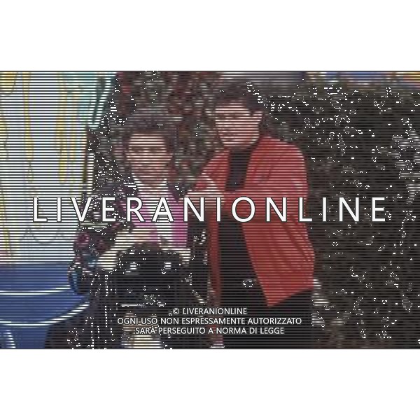 DIAP-RETROSPETTIVA DAVID HASSELFOFF ATTORE NELLA FOTO DAVID HASSELOFF OSPITE A MILANO DELLA TRASMISSIONE TELEVISIVA “DRIVE IN “ NELL\'ANNO 1988 CON EZIO GREGGIO AG ALDO LIVERANI SAS