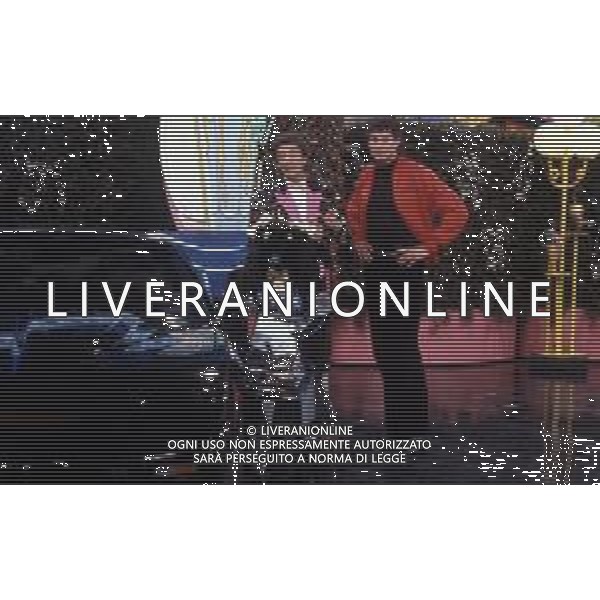 DIAP-RETROSPETTIVA DAVID HASSELFOFF ATTORE NELLA FOTO DAVID HASSELOFF OSPITE A MILANO DELLA TRASMISSIONE TELEVISIVA “DRIVE IN “ NELL\'ANNO 1988 CON EZIO GREGGIO AG ALDO LIVERANI SAS