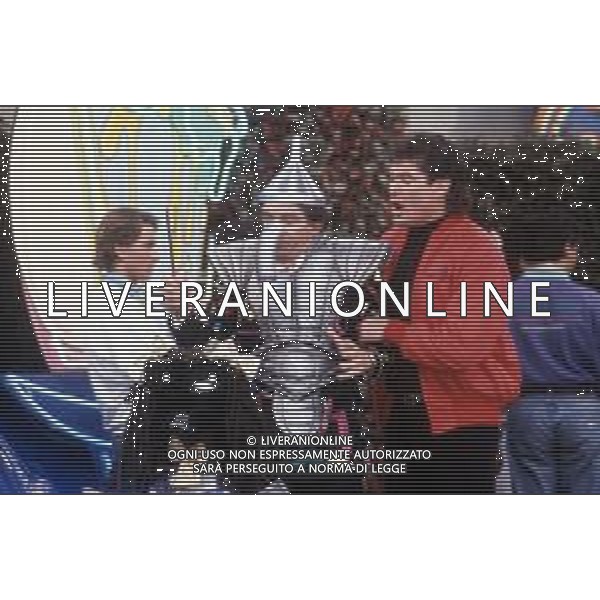 DIAP-RETROSPETTIVA DAVID HASSELFOFF ATTORE NELLA FOTO DAVID HASSELOFF OSPITE A MILANO DELLA TRASMISSIONE TELEVISIVA “DRIVE IN “ NELL\'ANNO 1988 CON EZIO GREGGIO AG ALDO LIVERANI SAS