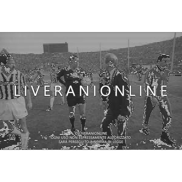 NEG- RETROSPETTIVA GIOVANNI TRAPATTONI ALLENATORE JUVENTUS NELLA FOTO GIOVANNI TRAPATTONI CON L’ARBITRO LUIGI AGNOLIN NELL’ANNO 1985-1986 AG ALDO LIVERANI SAS