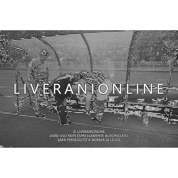 NEG- RETROSPETTIVA GIOVANNI TRAPATTONI ALLENATORE JUVENTUS NELLA FOTO GIOVANNI TRAPATTONI CON IL CALCIATORE MASSIMO BRIASCHI E RENATO BUSO IN PANCHINA NELL’ANNO 1985-1986 AG ALDO LIVERANI SAS