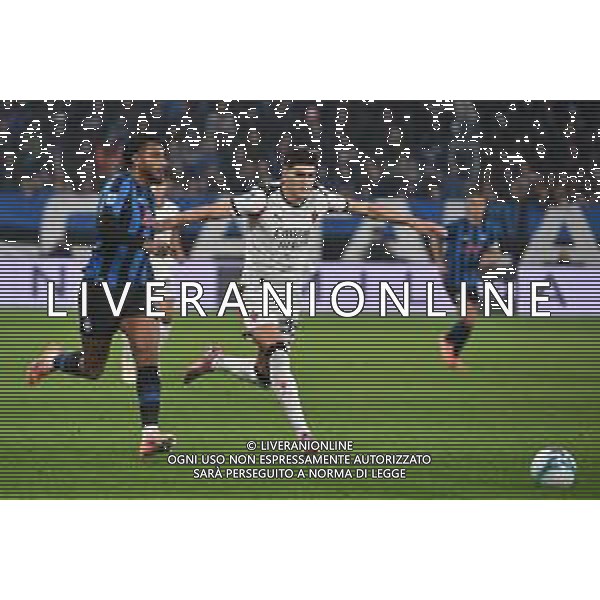 Atalanta vs Milan nella foto Ederson José dos Santos (Atalanta) e Davide Bartesaghi (Milan) Bergamo 28-10-2025 New Balance Arena - Stadio di Bergamo Atalanta vs Milan Campionato Serie A Enilive - 9a giornata foto Roberto Garavaglia/Agenzia Aldo Liverani sas