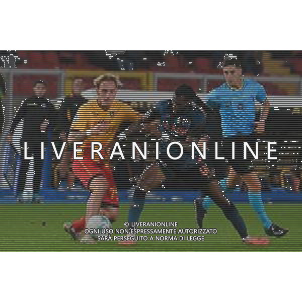 TVPG US Lecce vs SSC Napoli nella foto Frank Anguissa (SSC Napoli) contro Pierret Balthazar (Us Lecce) Lecce (ITA) 28-10 -2025 Stadio “E. Giardiniero” Via del Mare - Nona Giornata Serie A EniLive 2025/26 ©TVPG Pasquale Golia - AGENZIA ALDO LIVERANI SAS