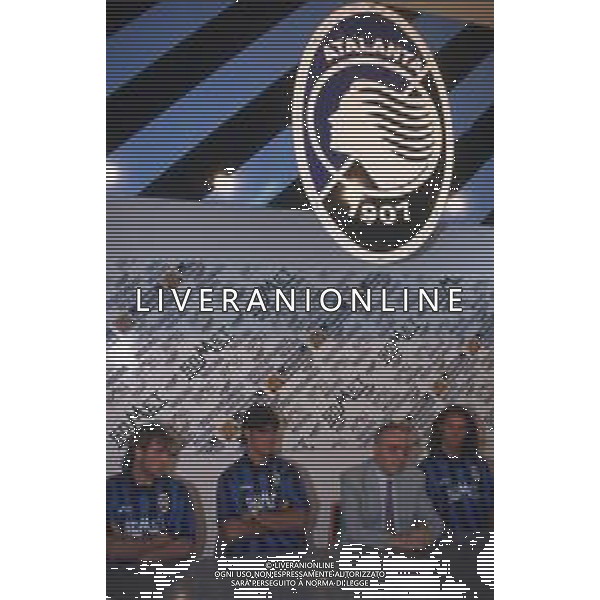 DIAP-RETROSPETTIVA ANDREA SOTTIL CALCIATORE NELLA FOTO ANDREA SOTTIL CON LA MAGLIA DELL\'ATALANTA CALCIO ALLA PRESENTAIONE CON FOGLIO PAOLO-GIACOMO RANDAZZO E STEFANO ROSSINI AG ALDO LIVERANI SAS