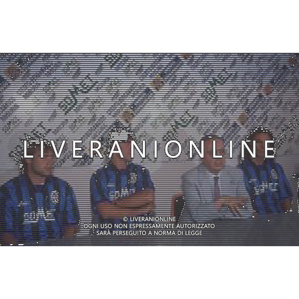 DIAP-RETROSPETTIVA ANDREA SOTTIL CALCIATORE NELLA FOTO ANDREA SOTTIL CON LA MAGLIA DELL\'ATALANTA CALCIO ALLA PRESENTAIONE CON FOGLIO PAOLO-GIACOMO RANDAZZO E STEFANO ROSSINI AG ALDO LIVERANI SAS