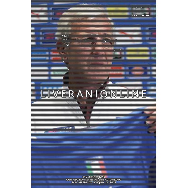 Coverciano (Fi) 28/02/2006 Ritiro e Allenamento della nazionale Italiana nella foto marcello lippi durante la presentazione della nuova maglia ph gianni nucci/agenzia aldo liverani