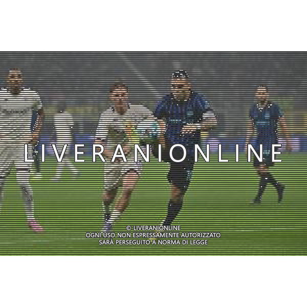 Inter vs Fiorentima nella foto Albert Gudmundsson (Fiorentina) e Lautaro Martinez (Inter) Milano 29-10-2025 Stadio Giuseppe Meazza - San Siro Inter vs Fiorentina Campionato Serie A Enilive - 9a giornata foto Roberto Garavaglia/Agenzia Aldo Liverani sas