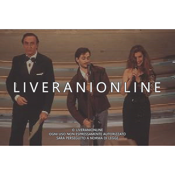 DIAP-RETROSPETTIVA NINO BUONOCORE CANTANTE NELLA FOTO NINO BUONOCORE A SANREMO NELL\'ANNO 1993 CON DEBORA CAPRIOGLIO E PIPPO BAUDO AG ALDO LIVERANI SAS