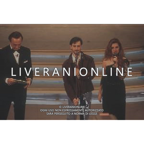 DIAP-RETROSPETTIVA NINO BUONOCORE CANTANTE NELLA FOTO NINO BUONOCORE A SANREMO NELL\'ANNO 1993 CON DEBORA CAPRIOGLIO E PIPPO BAUDO AG ALDO LIVERANI SAS