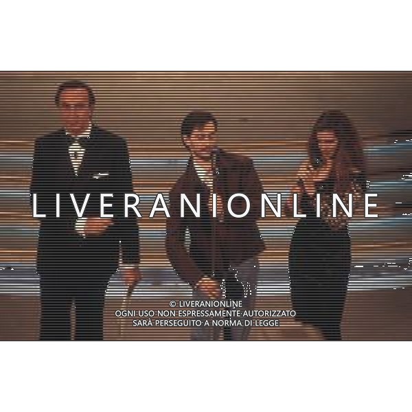 DIAP-RETROSPETTIVA NINO BUONOCORE CANTANTE NELLA FOTO NINO BUONOCORE A SANREMO NELL\'ANNO 1993 CON DEBORA CAPRIOGLIO E PIPPO BAUDO AG ALDO LIVERANI SAS