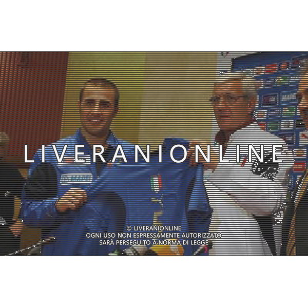 Coverciano (Fi) 28/02/2006 Ritiro e Allenamento della nazionale Italiana nella foto fabio cannavaro e marcello lippi durante la presentazione della nuova maglia ph gianni nucci/agenzia aldo liverani