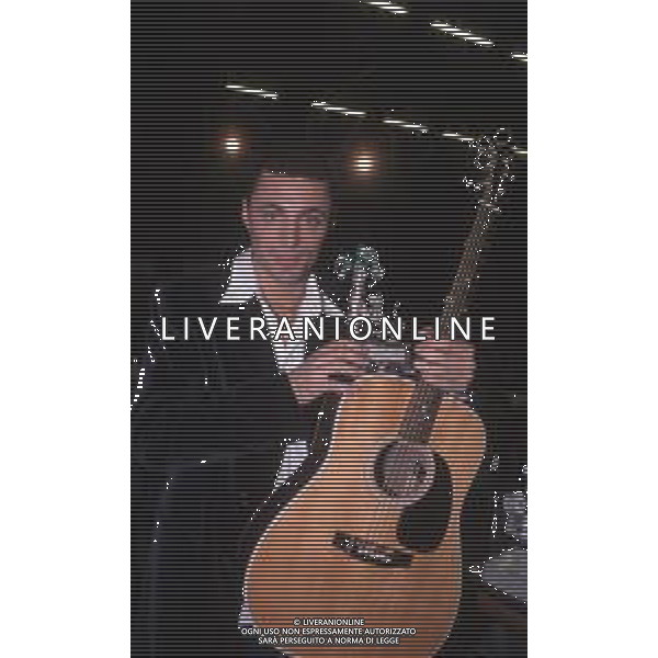 DIAP-RETROSPETTIVA ALEX BRITTI CANTANTE NELLA FOTO ALEX BRITTI A SANREMO GIOVANI NELL\'ANNO 1999 AG ALDO LIVERANI SAS