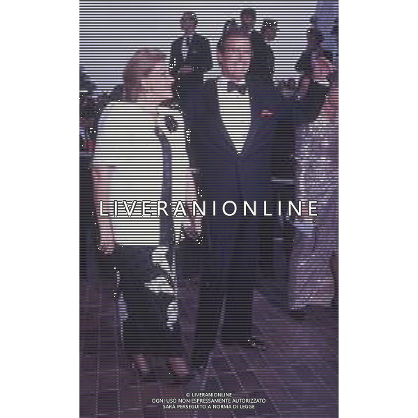 DIAP-RETROSPETTIVA ROGER MOORE ATTORE NELLA FOTO ROGER MOORE CON LA MOGLIE LUISA MATTIOLI A CANNES NELL\'ANNO 1989 AG ALDO LIVERANI SAS