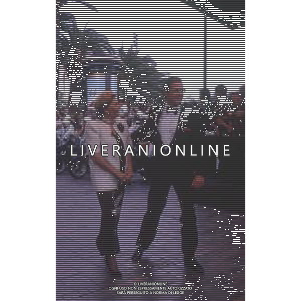 DIAP-RETROSPETTIVA ROGER MOORE ATTORE NELLA FOTO ROGER MOORE CON LA MOGLIE LUISA MATTIOLI A CANNES NELL\'ANNO 1989 AG ALDO LIVERANI SAS