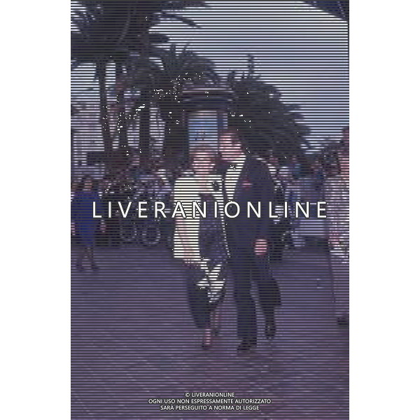 DIAP-RETROSPETTIVA ROGER MOORE ATTORE NELLA FOTO ROGER MOORE CON LA MOGLIE LUISA MATTIOLI A CANNES NELL\'ANNO 1989 AG ALDO LIVERANI SAS