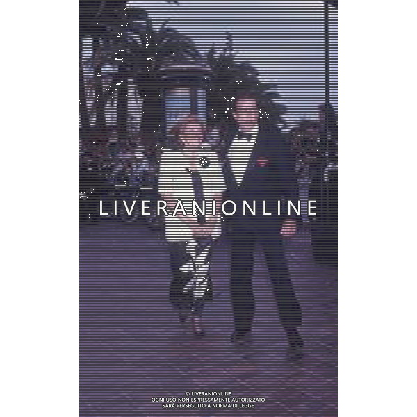 DIAP-RETROSPETTIVA ROGER MOORE ATTORE NELLA FOTO ROGER MOORE CON LA MOGLIE LUISA MATTIOLI A CANNES NELL\'ANNO 1989 AG ALDO LIVERANI SAS