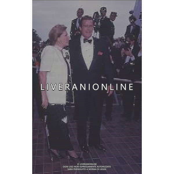 DIAP-RETROSPETTIVA ROGER MOORE ATTORE NELLA FOTO ROGER MOORE CON LA MOGLIE LUISA MATTIOLI A CANNES NELL\'ANNO 1989 AG ALDO LIVERANI SAS