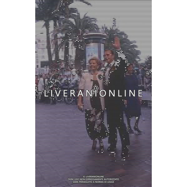DIAP-RETROSPETTIVA ROGER MOORE ATTORE NELLA FOTO ROGER MOORE CON LA MOGLIE LUISA MATTIOLI A CANNES NELL\'ANNO 1989 AG ALDO LIVERANI SAS