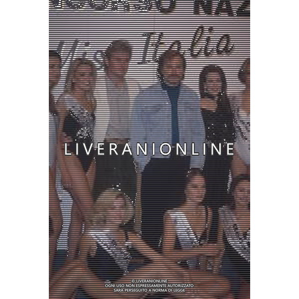 DIAP-54 CONCORSO MISS ITALIA ANNO 1993 NELLA FOTO FRANCO NERO TRA LE CONCORRENTI DI MISS ITALIA ANNO 1993 A SALSOMAGGIORE AG ALDO LIVERANI SAS