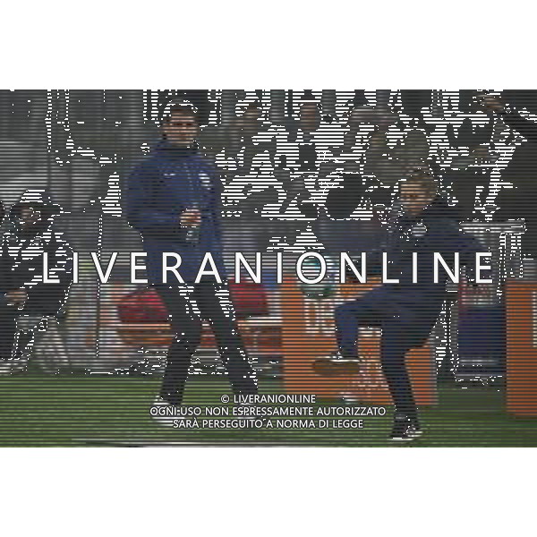 Inter vs Fiorentina nella foto una raccattapalle stoppa la palla sotto gli occhi di Cristian Chivu allenatore Inter Milano 29-10-2025 Stadio Giuseppe Meazza - San Siro Inter vs Fiorentina Campionato Serie A Enilive - 9a giornata foto Roberto Garavaglia/Agenzia Aldo Liverani sas