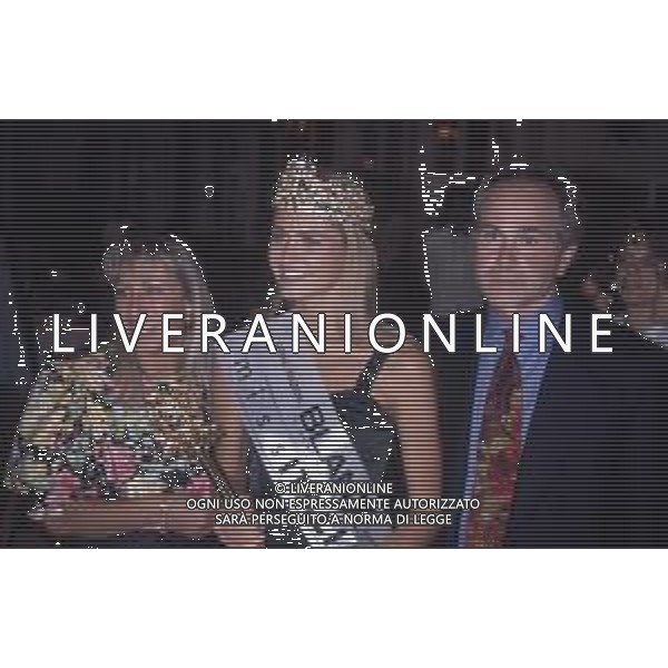 DIAP-RETROSPETTIVA ARIANNA DAVID MISS ITALIA NELLA FOTO ARIANNA DAVID MISS ITALIA NELL\'ANNO 1993 A SALSOMAGGIORE TERME CON I GENITORI AG ALDO LIVERANI SAS