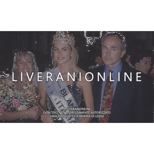 DIAP-RETROSPETTIVA ARIANNA DAVID MISS ITALIA NELLA FOTO ARIANNA DAVID MISS ITALIA NELL\'ANNO 1993 A SALSOMAGGIORE TERME CON I GENITORI AG ALDO LIVERANI SAS