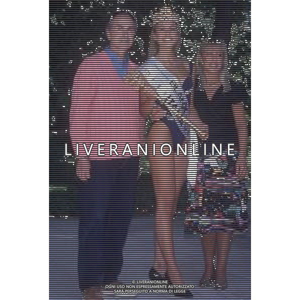 DIAP-RETROSPETTIVA ARIANNA DAVID MISS ITALIA NELLA FOTO ARIANNA DAVID MISS ITALIA NELL\'ANNO 1993 A SALSOMAGGIORE TERME CON I GENITORI AG ALDO LIVERANI SAS